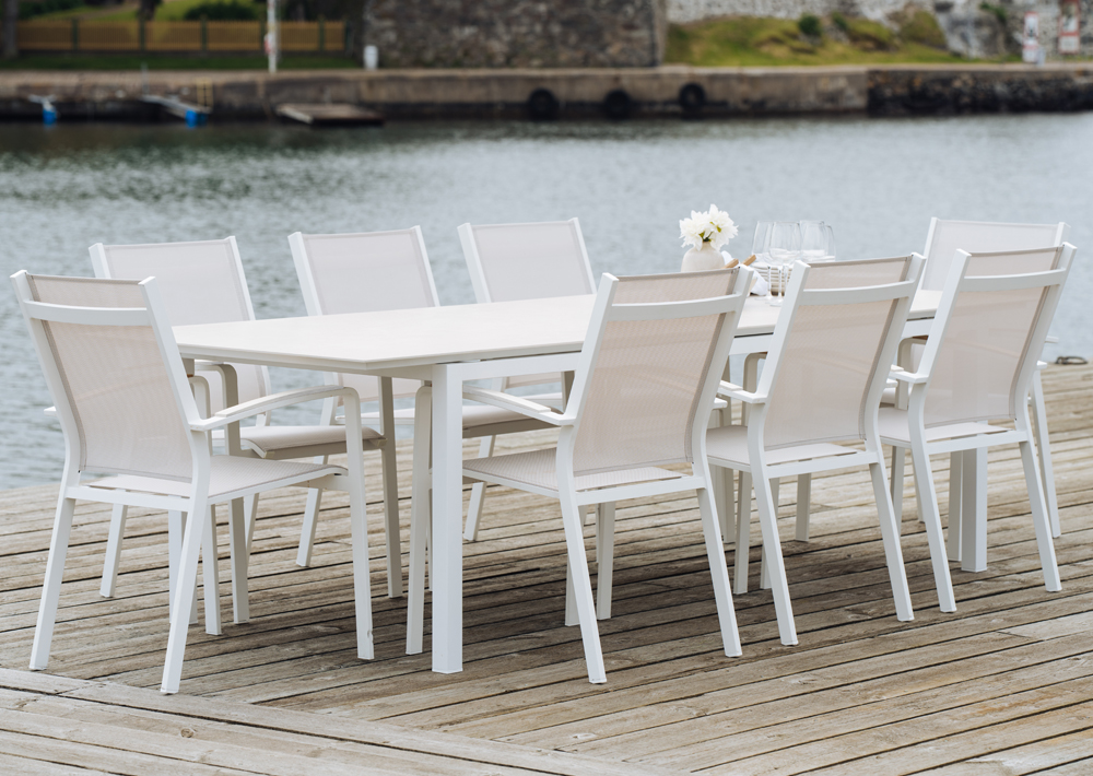 Bord som går att förlänga med keramikskiva och stolar. Vit och beige